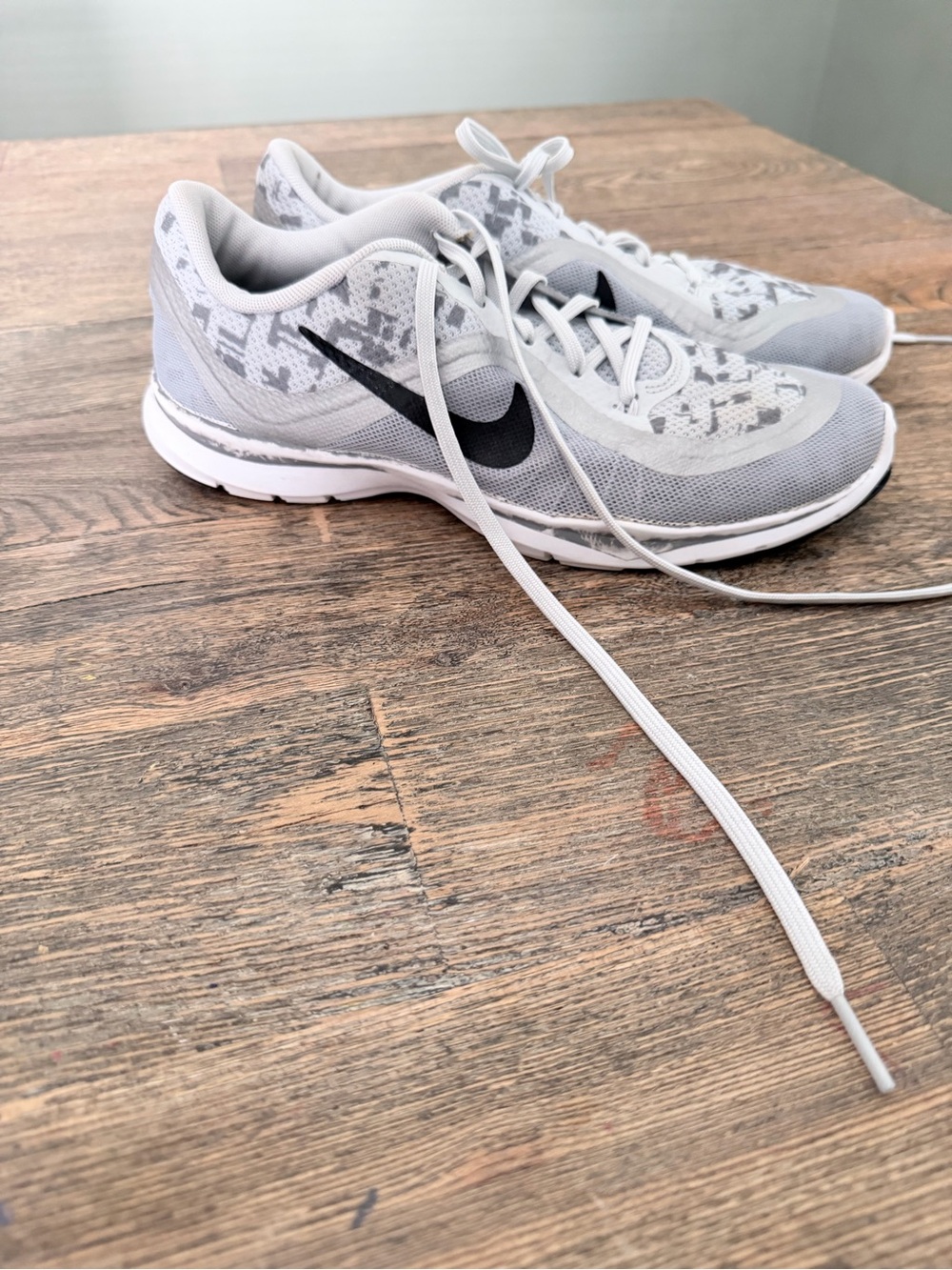 Nike White and Black Casual Trainers with Black Swoosh